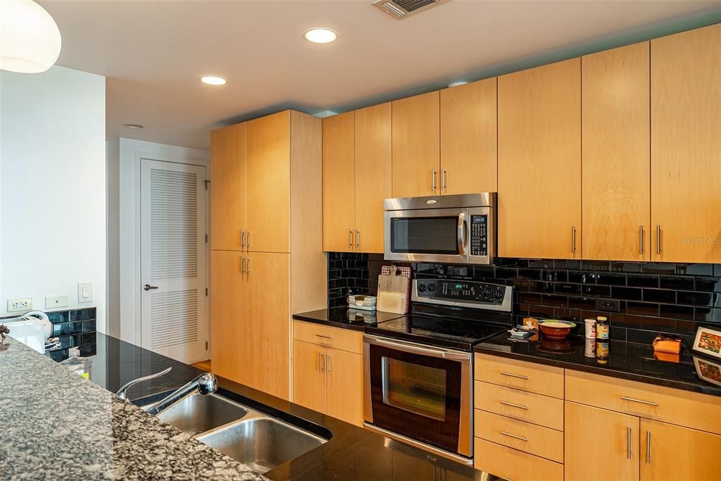 Active With Contract: $2,800 (1 beds, 1 baths, 846 Square Feet)