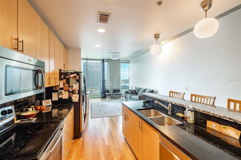 Active With Contract: $2,800 (1 beds, 1 baths, 846 Square Feet)
