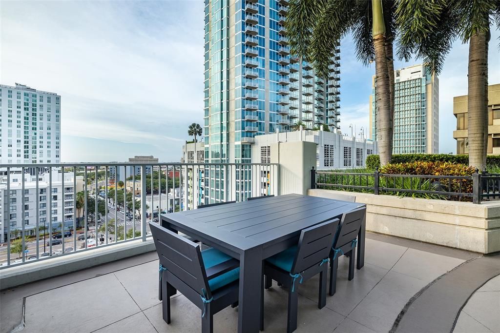Active With Contract: $2,800 (1 beds, 1 baths, 846 Square Feet)