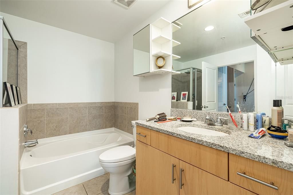 Active With Contract: $2,800 (1 beds, 1 baths, 846 Square Feet)