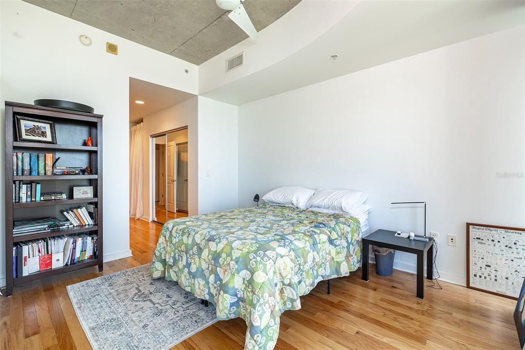 Active With Contract: $2,800 (1 beds, 1 baths, 846 Square Feet)