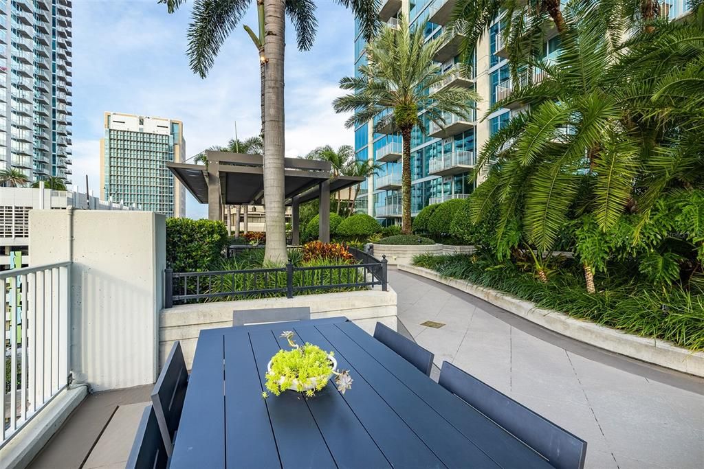 Active With Contract: $2,800 (1 beds, 1 baths, 846 Square Feet)