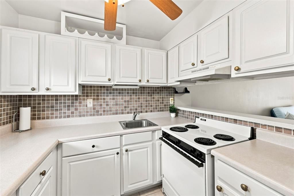 For Sale: $60,000 (1 beds, 1 baths, 700 Square Feet)