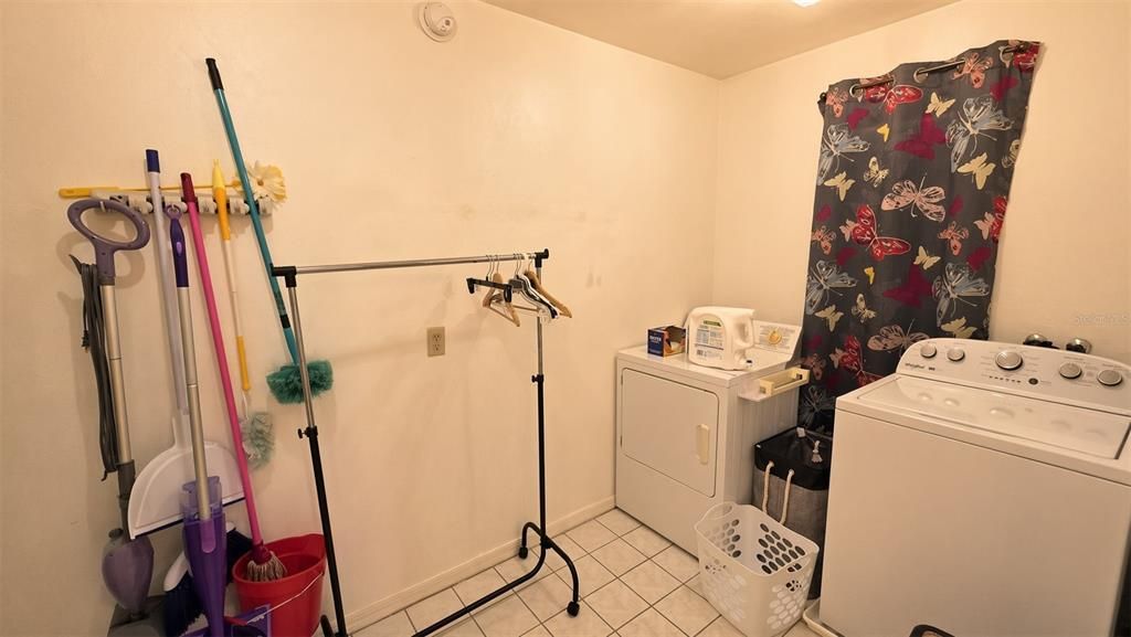 На продажу: $129,900 (2 спален, 2 ванн, 990 Квадратных фут)