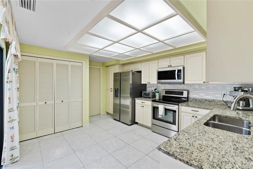 En Venta: $425,000 (3 camas, 2 baños, 2115 Pies cuadrados)