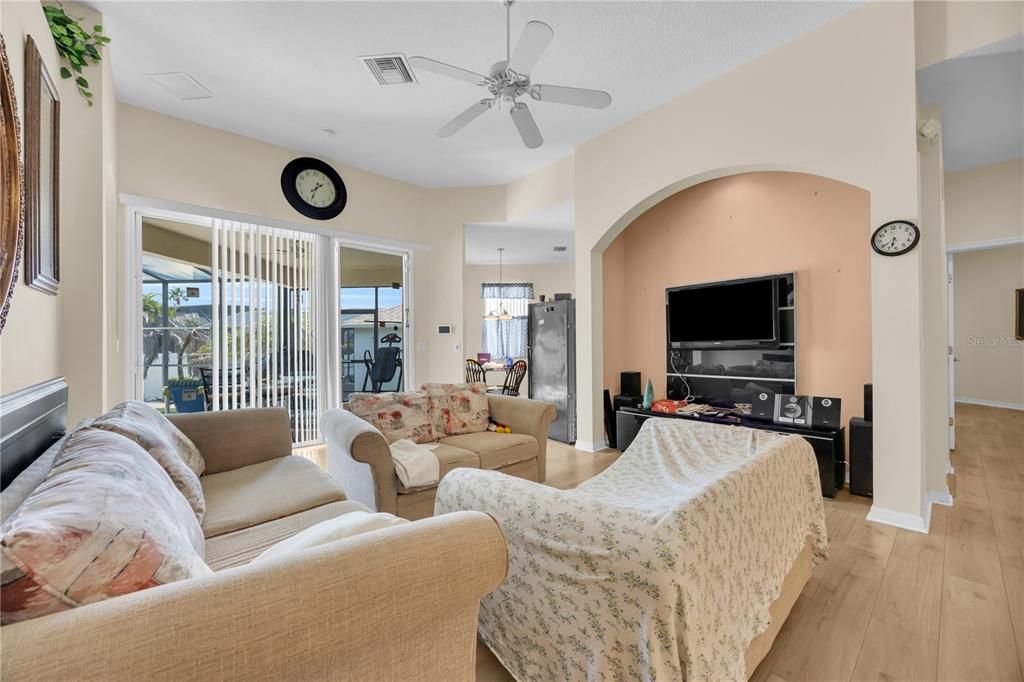 En Venta: $429,990 (5 camas, 4 baños, 2835 Pies cuadrados)