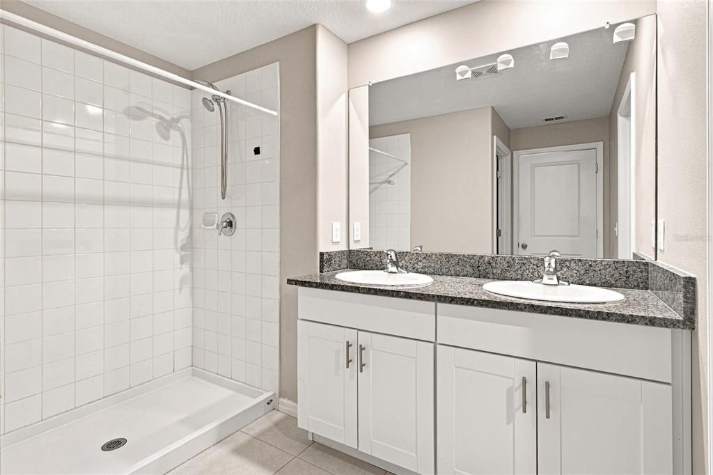 For Sale: $325,000 (3 beds, 2 baths, 1432 Square Feet)