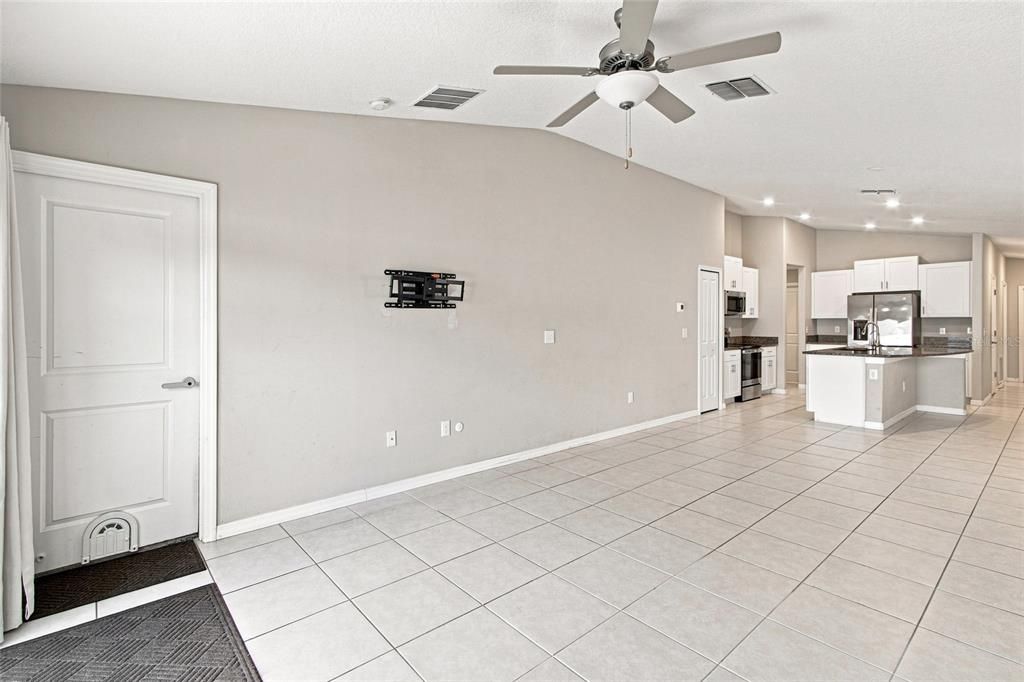 For Sale: $325,000 (3 beds, 2 baths, 1432 Square Feet)