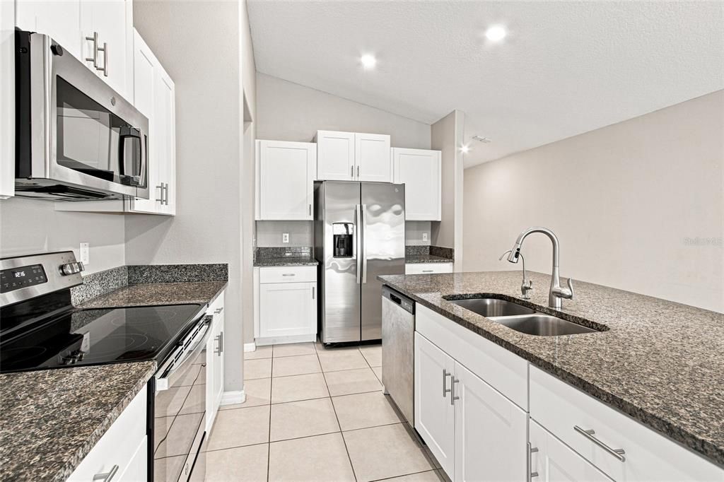 For Sale: $325,000 (3 beds, 2 baths, 1432 Square Feet)
