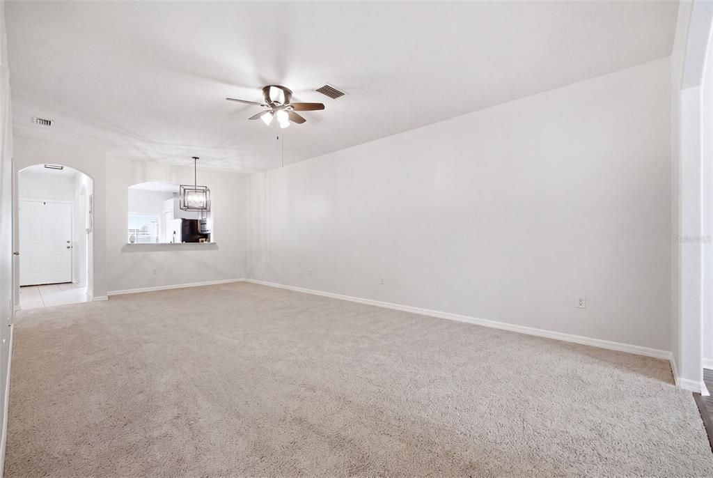 Activo con contrato: $225,000 (2 camas, 2 baños, 1696 Pies cuadrados)