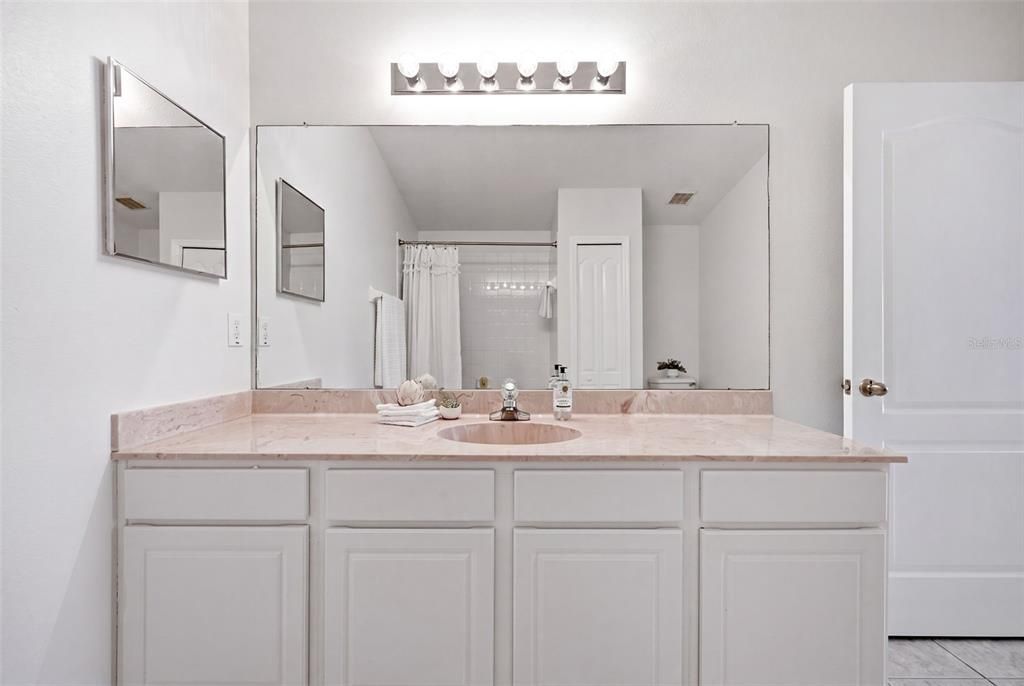 Activo con contrato: $225,000 (2 camas, 2 baños, 1696 Pies cuadrados)
