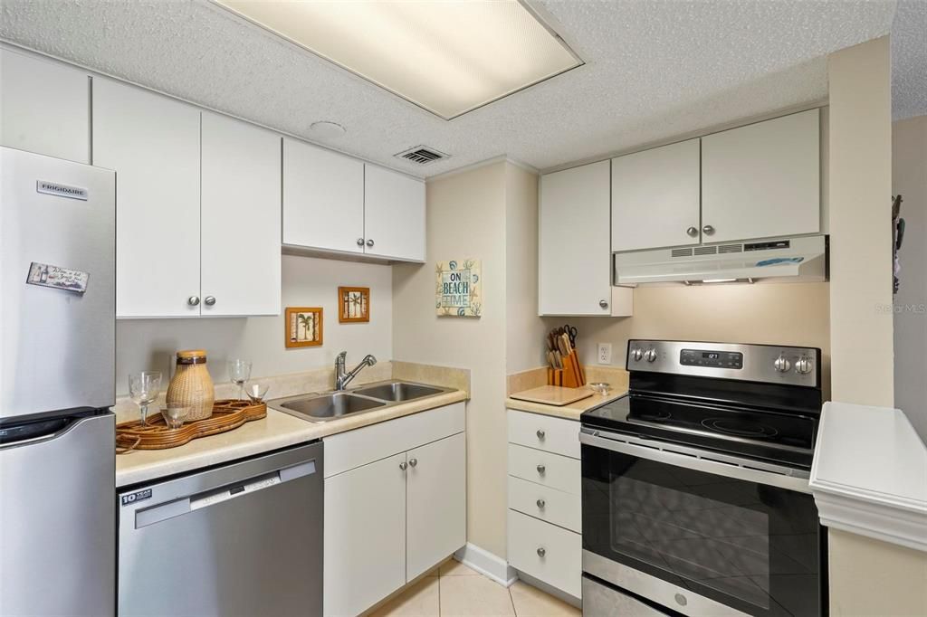For Sale: $247,900 (2 beds, 2 baths, 925 Square Feet)