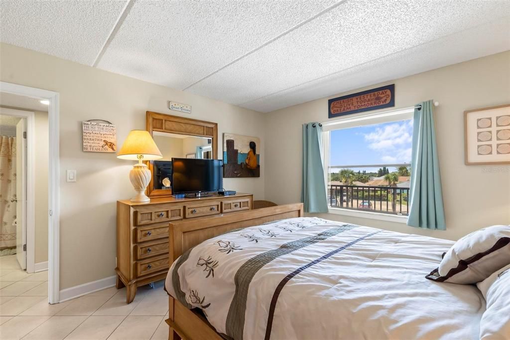 For Sale: $247,900 (2 beds, 2 baths, 925 Square Feet)