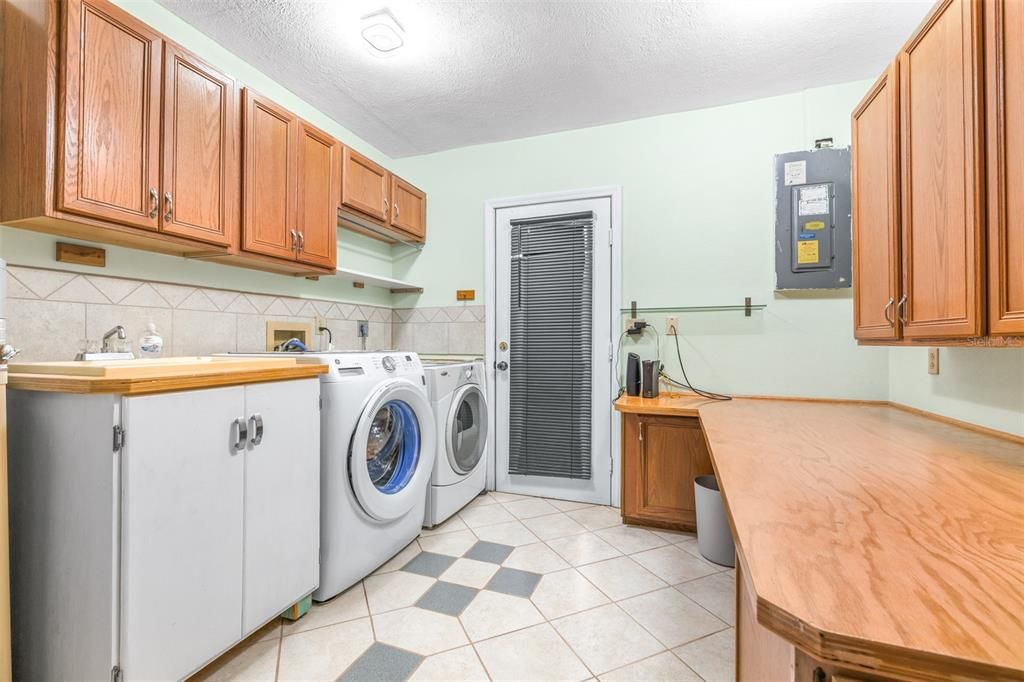 For Sale: $219,999 (2 beds, 2 baths, 980 Square Feet)