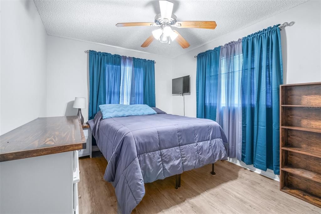 For Sale: $219,999 (2 beds, 2 baths, 980 Square Feet)