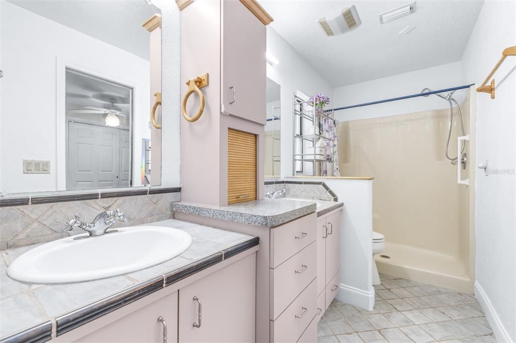 For Sale: $219,999 (2 beds, 2 baths, 980 Square Feet)