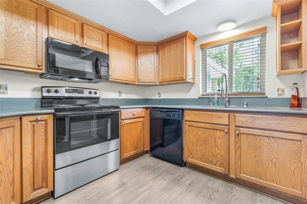 For Sale: $219,999 (2 beds, 2 baths, 980 Square Feet)