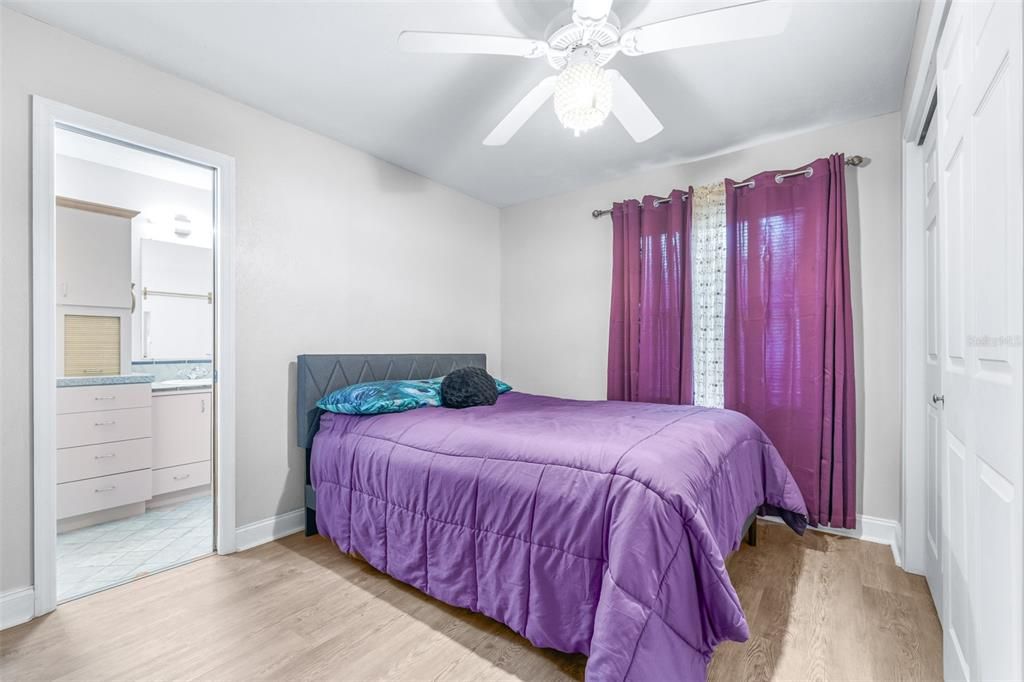 For Sale: $219,999 (2 beds, 2 baths, 980 Square Feet)