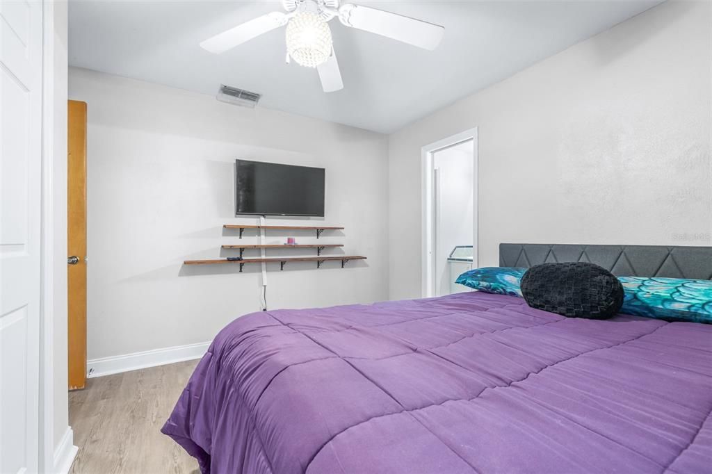 For Sale: $219,999 (2 beds, 2 baths, 980 Square Feet)