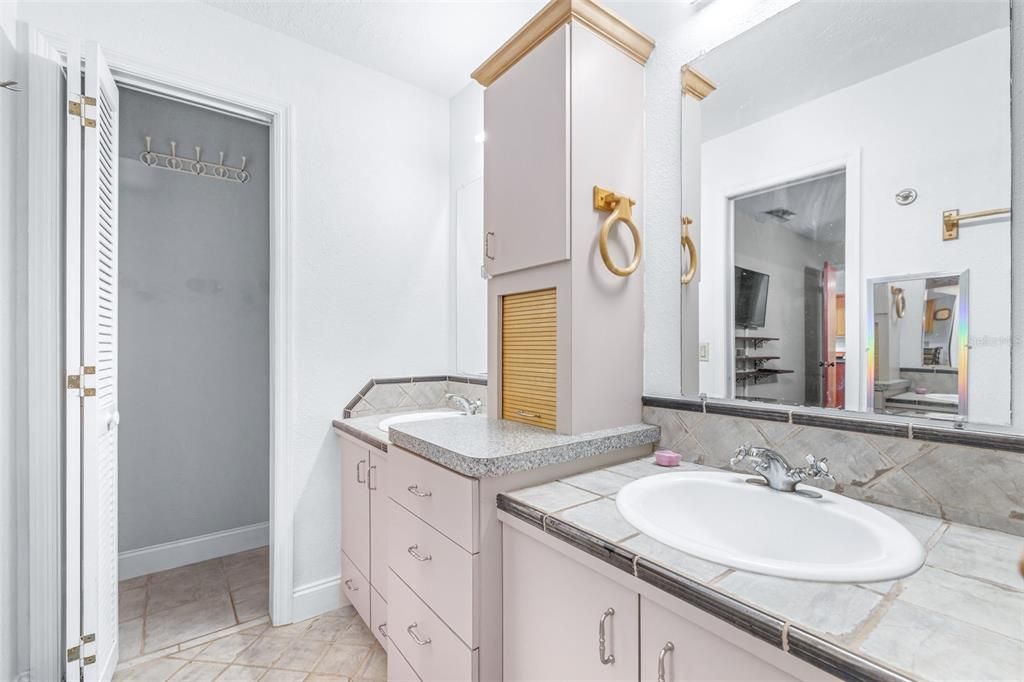 For Sale: $219,999 (2 beds, 2 baths, 980 Square Feet)
