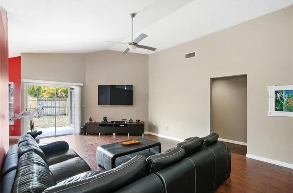 For Rent: $2,295 (3 beds, 2 baths, 1695 Square Feet)