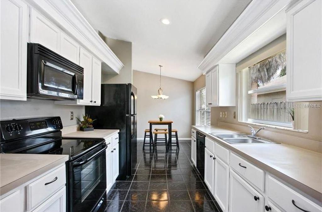 For Rent: $2,295 (3 beds, 2 baths, 1695 Square Feet)