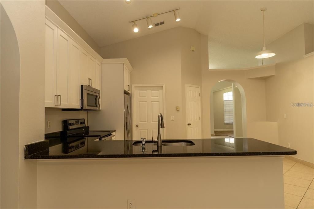 For Rent: $2,300 (3 beds, 2 baths, 1642 Square Feet)