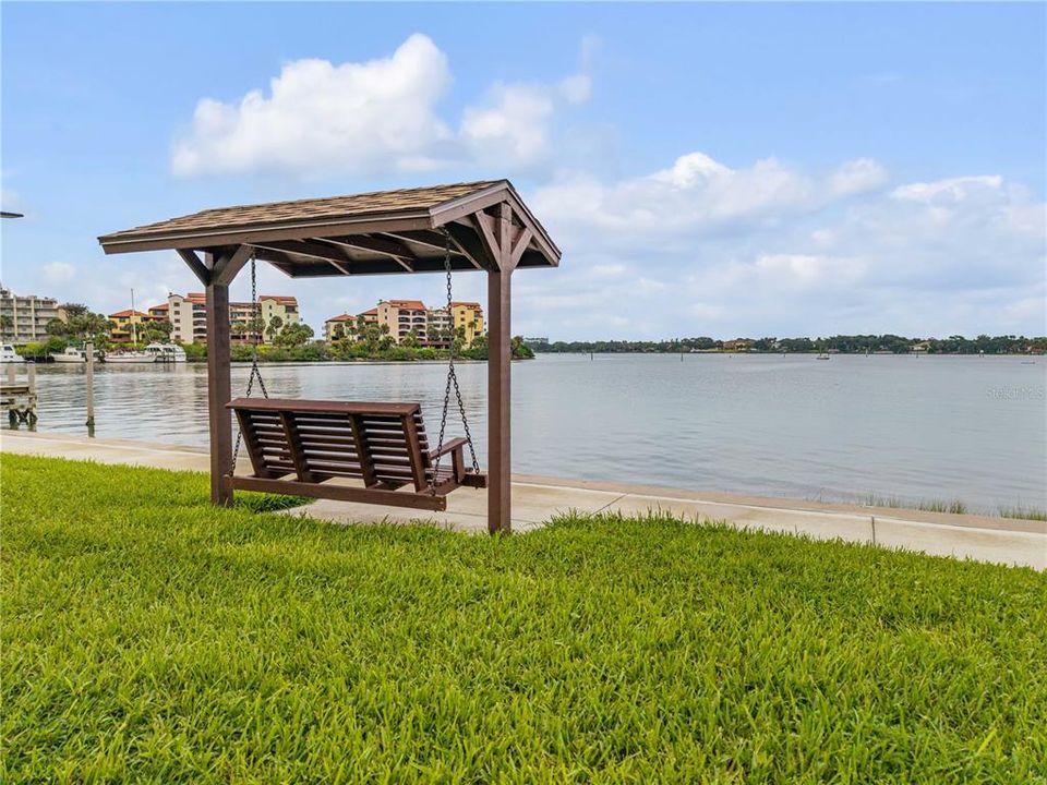 For Sale: $210,000 (2 beds, 2 baths, 1025 Square Feet)
