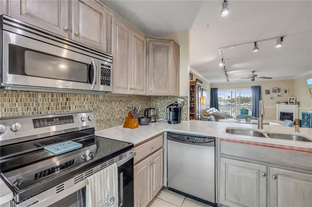For Sale: $210,000 (2 beds, 2 baths, 1025 Square Feet)