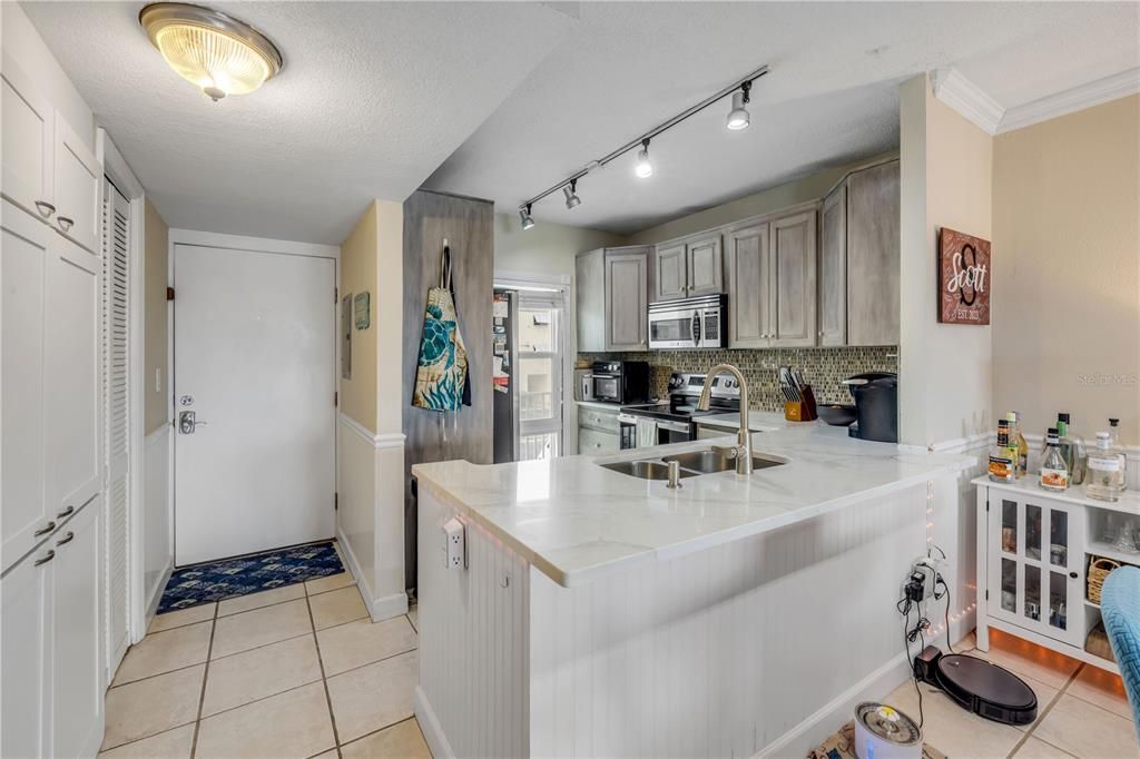 For Sale: $210,000 (2 beds, 2 baths, 1025 Square Feet)