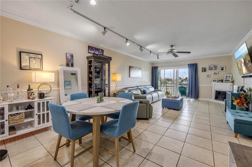 For Sale: $210,000 (2 beds, 2 baths, 1025 Square Feet)