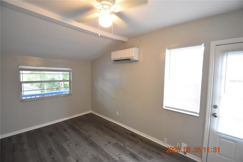 For Rent: $1,350 (1 beds, 1 baths, 405 Square Feet)