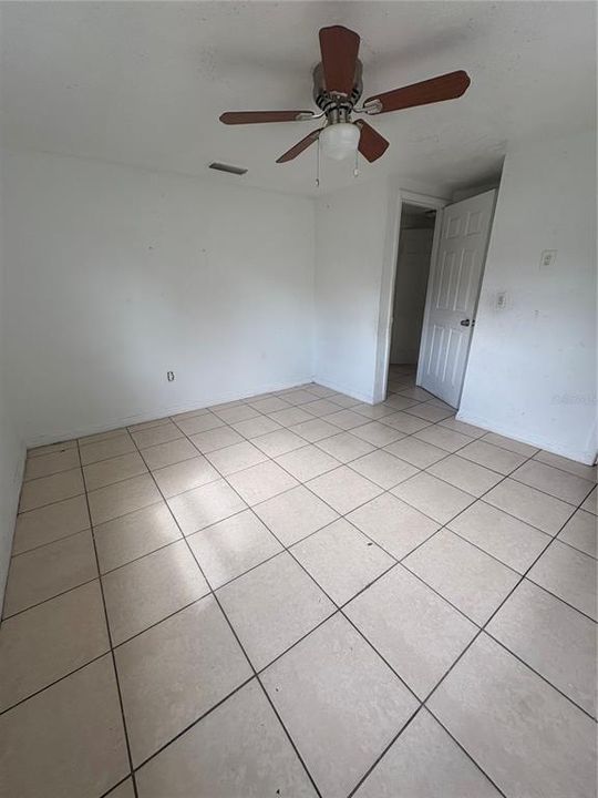 For Sale: $235,000 (4 beds, 1 baths, 864 Square Feet)