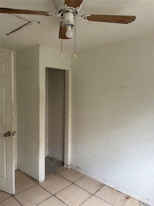 For Sale: $235,000 (4 beds, 1 baths, 864 Square Feet)