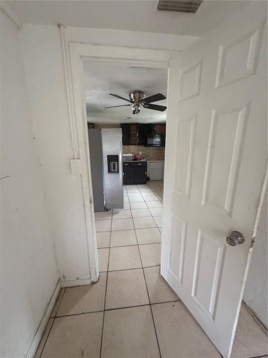For Sale: $235,000 (4 beds, 1 baths, 864 Square Feet)