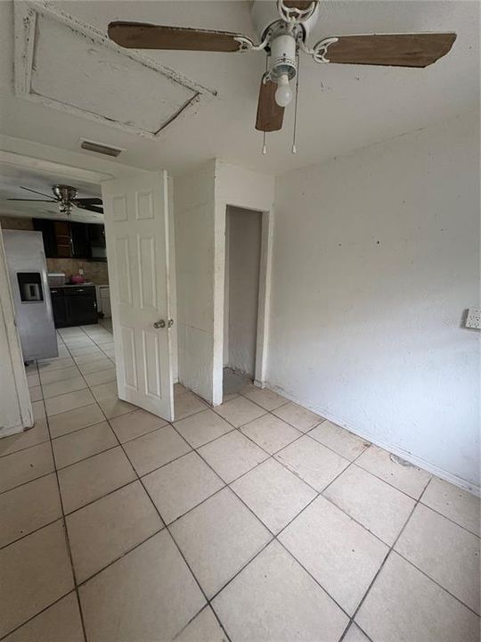 For Sale: $235,000 (4 beds, 1 baths, 864 Square Feet)