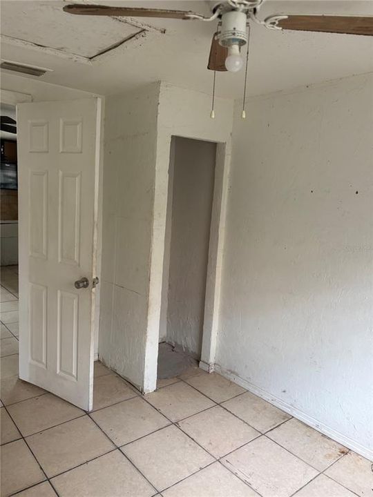 For Sale: $235,000 (4 beds, 1 baths, 864 Square Feet)
