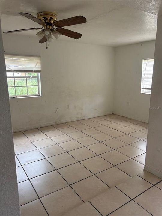 For Sale: $235,000 (4 beds, 1 baths, 864 Square Feet)
