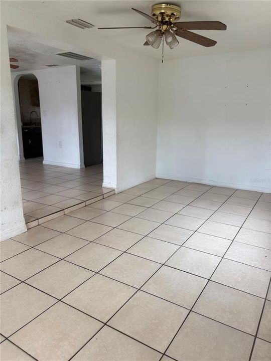 For Sale: $235,000 (4 beds, 1 baths, 864 Square Feet)