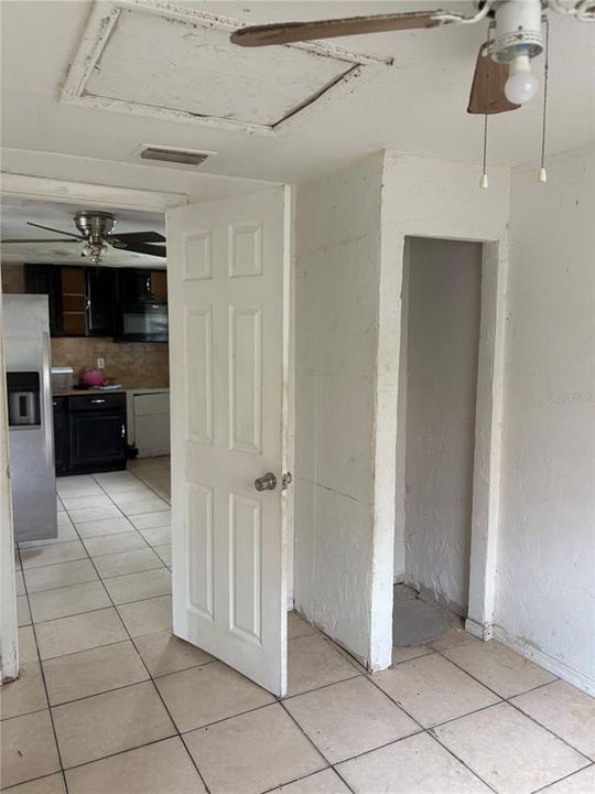For Sale: $235,000 (4 beds, 1 baths, 864 Square Feet)