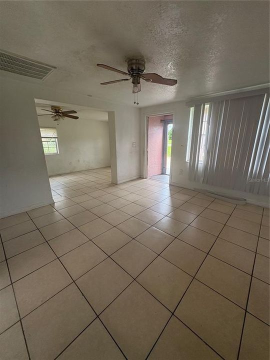 For Sale: $235,000 (4 beds, 1 baths, 864 Square Feet)