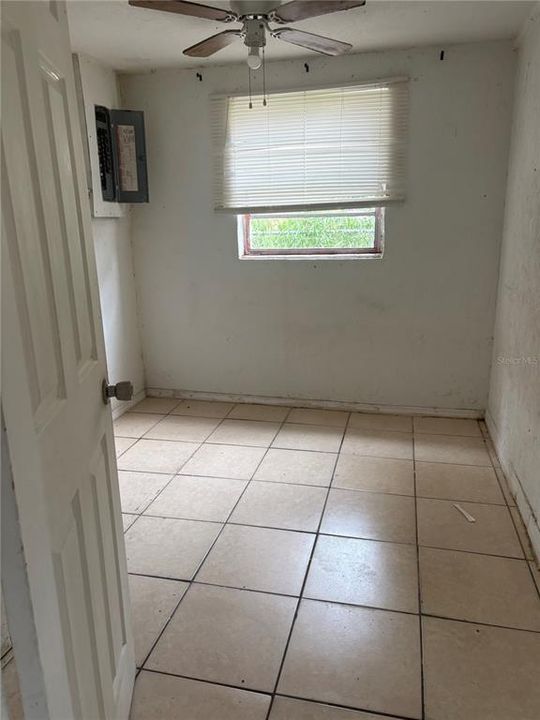 For Sale: $235,000 (4 beds, 1 baths, 864 Square Feet)
