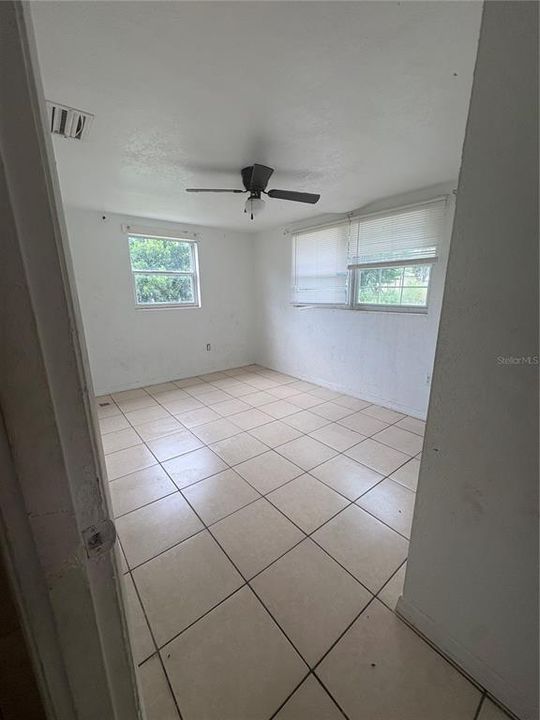 For Sale: $235,000 (4 beds, 1 baths, 864 Square Feet)