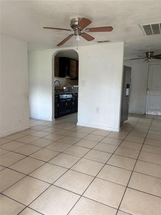For Sale: $235,000 (4 beds, 1 baths, 864 Square Feet)