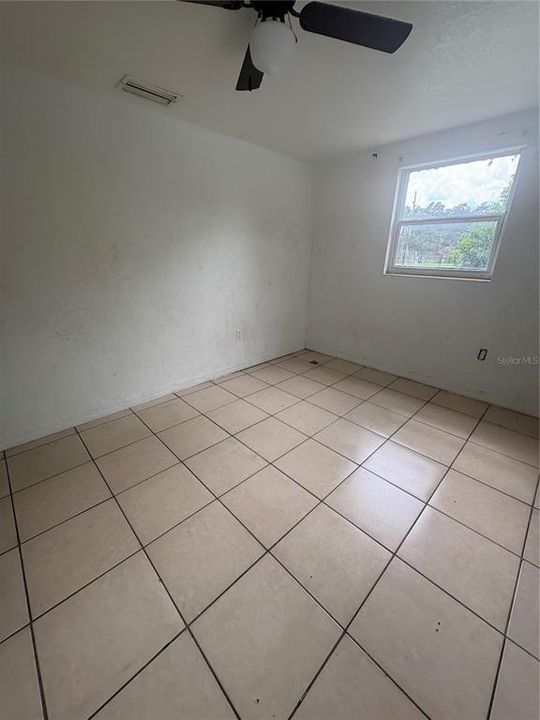 For Sale: $235,000 (4 beds, 1 baths, 864 Square Feet)