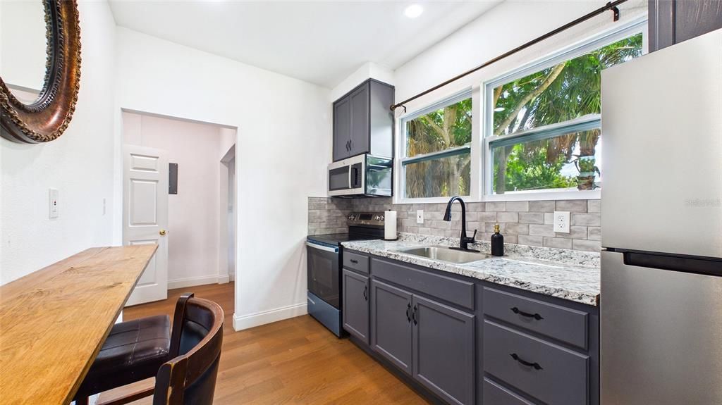 For Rent: $6,800 (6 beds, 5 baths, 2517 Square Feet)