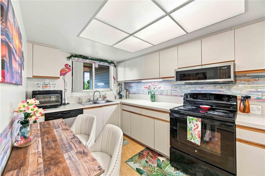 На продажу: $170,000 (2 спален, 2 ванн, 1004 Квадратных фут)