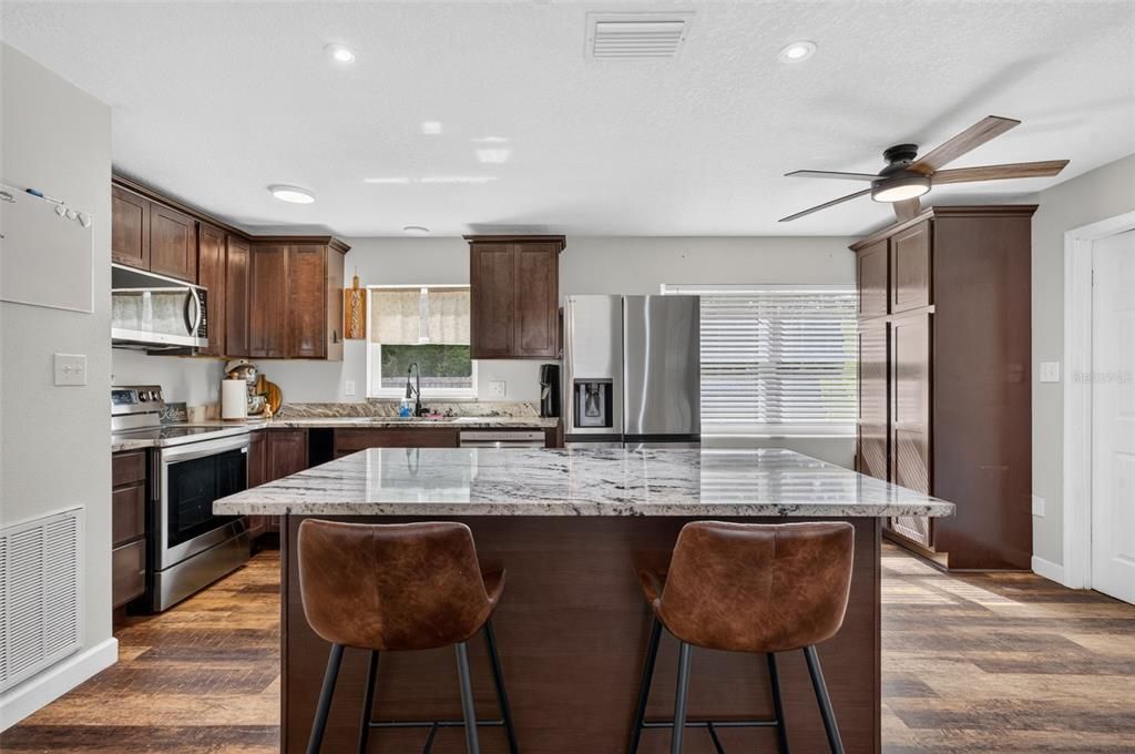 Activo con contrato: $239,000 (3 camas, 1 baños, 1300 Pies cuadrados)