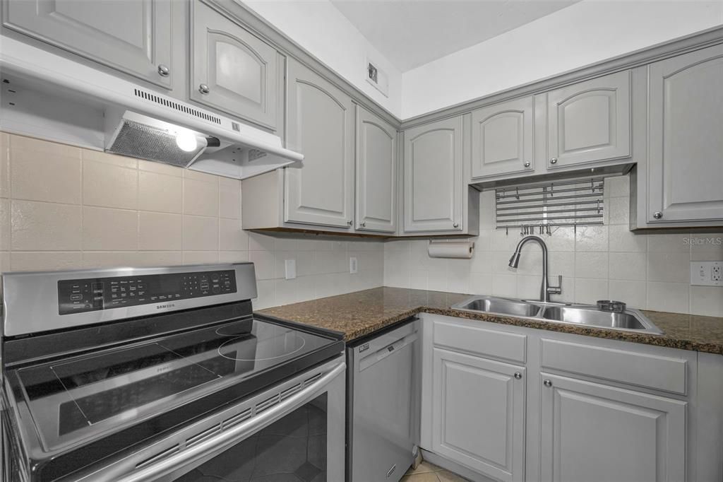На продажу: $259,000 (2 спален, 2 ванн, 1020 Квадратных фут)