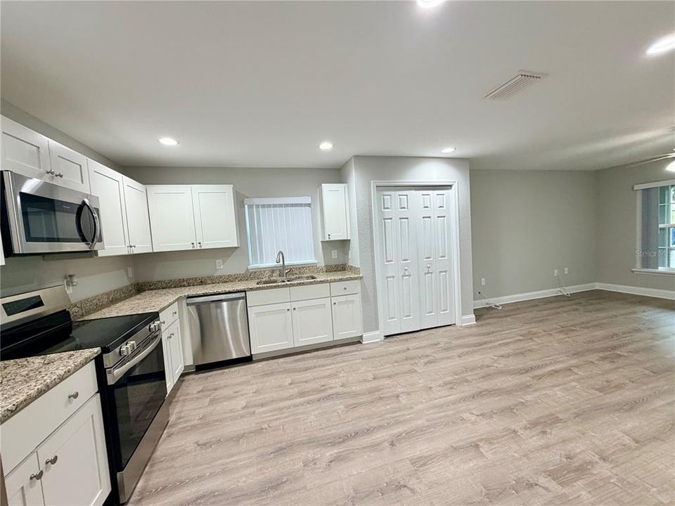 For Sale: $269,900 (3 beds, 2 baths, 1317 Square Feet)